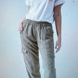 NWT Sanctuary Green Cargo Pants with Elastic Waistband and Tapered Legs